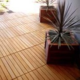 Decking kayu outdoor untuk selasar di rumah