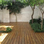 Lantai kayu outdoor decking jati finishing lasur di teras